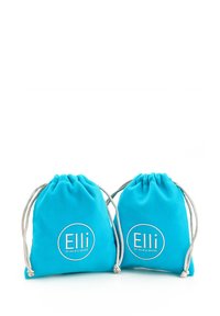 Blå snørebåndsposer lavet af blødt stof, med et cirkulært logo der står "Elli by Julie & Grace," og sølvfarvede snore.