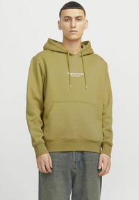 Olivegrüner Hoodie aus weichem Stoff mit Kängurutasche, Tunnelzugkapuze und weißem Logotext auf der Vorderseite. Glatte Textur.