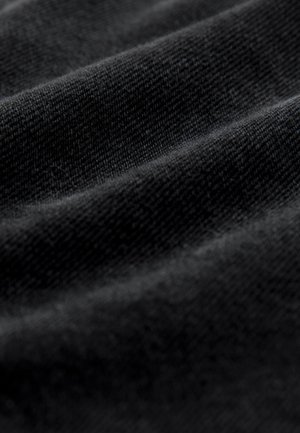 Sort stof med en glat, blød tekstur, der har subtile vandrette folder og et ensartet vævemønster. Ingen synlige mønstre eller accenter.