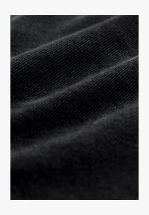 Schwarzer Stoff mit glatter, weicher Textur, der subtile horizontale Falten und ein einheitliches Webmuster aufweist. Keine sichtbaren Muster oder Akzente.