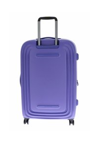 Valise rigide violette avec une texture striée, poignée en métal rétractable et quatre roues roulantes. Comprend une poignée de transport sur le dessus et une fermeture éclair.