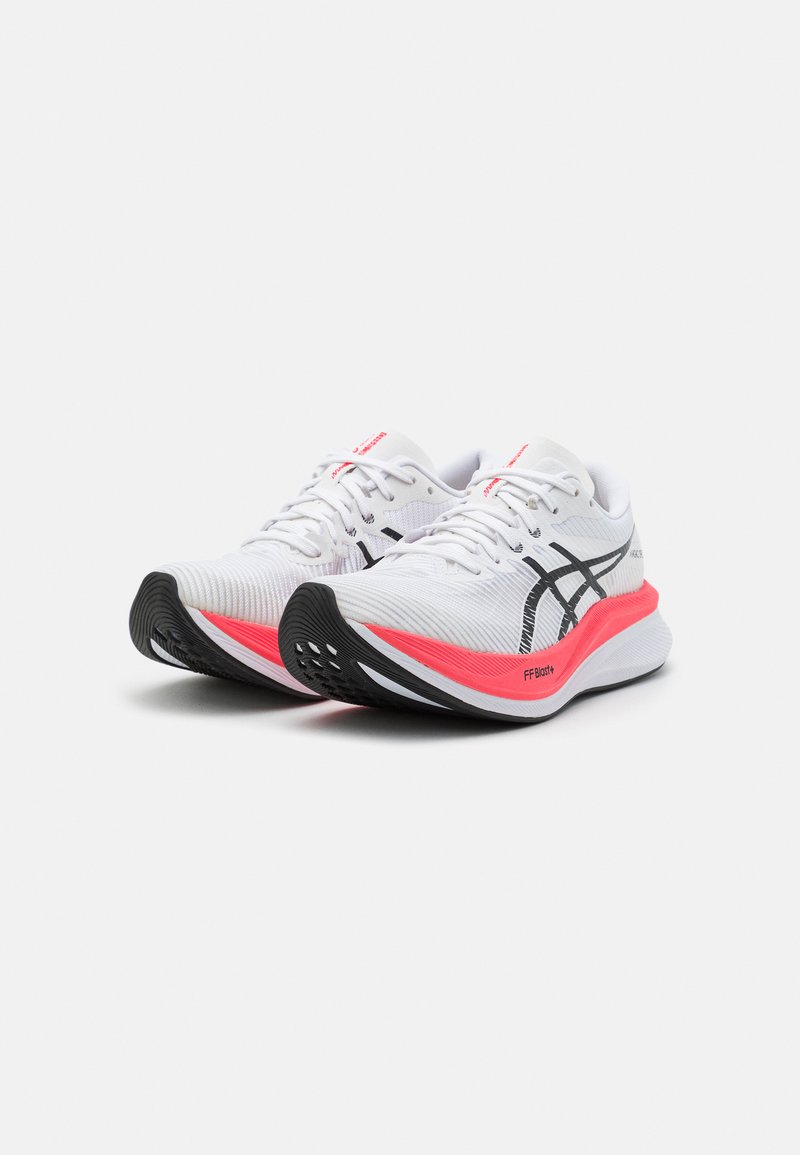 Baskets de course blanches avec un dessus texturé et des accents noirs, dotées d'unintercalaire rose vif et d'une semelle extérieure noire pour une meilleure traction.