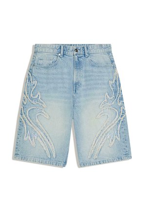 Hellblaue Jeansshorts mit ausgefransten Drachendesigns auf beiden Beinen, Vorderknopf, Reißverschluss und Fünf-Taschen-Stil.