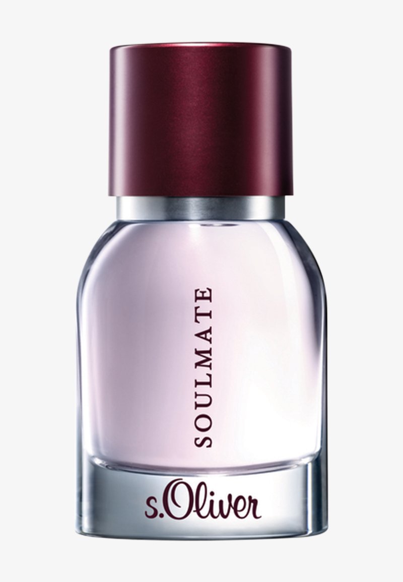Bouteille de parfum en verre transparent avec un liquide violet clair, un bouchon rouge foncé, et "SOULMATE s.Oliver" inscrit sur le devant.