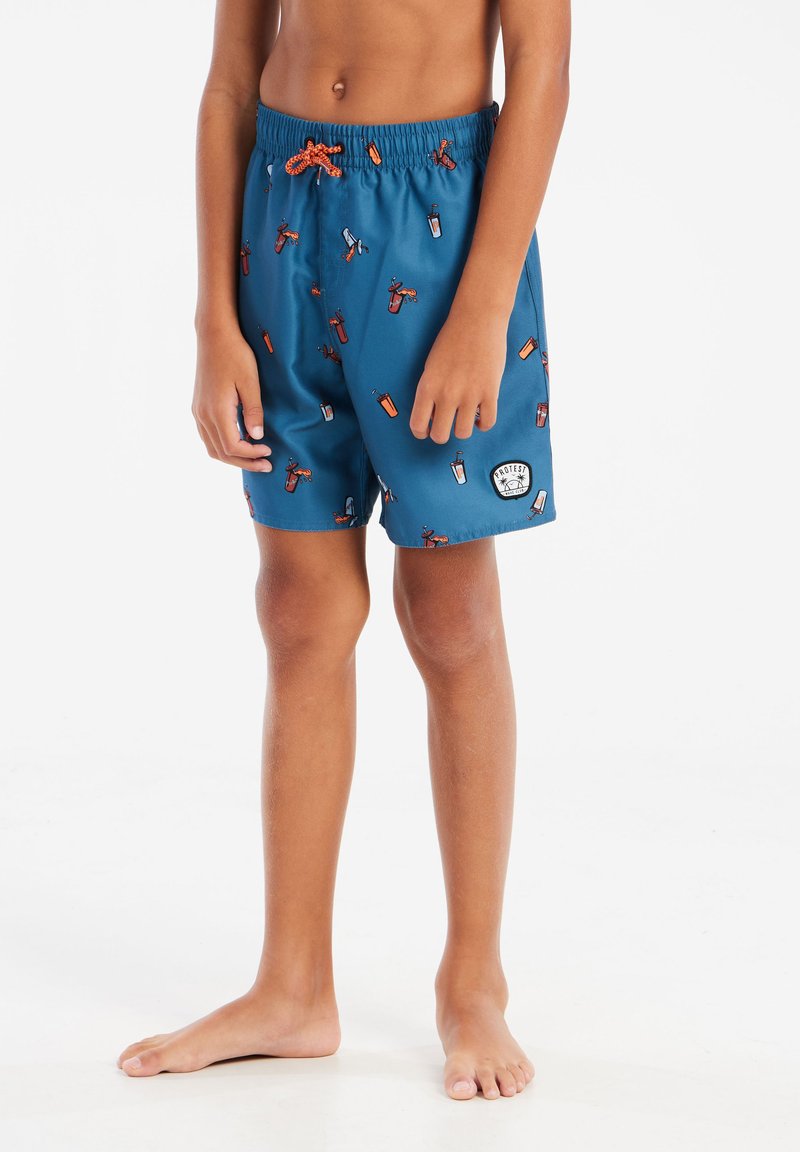 Costumi da bagno blu con una stampa giocosa di bevande e articoli da spiaggia. Vita elastica con cordoncino arancione e toppa con logo.