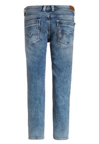 Pantalones vaqueros de mezclilla azul con detalles descoloridos, corte recto y dos bolsillos traseros con diseños en forma de V cosidos.