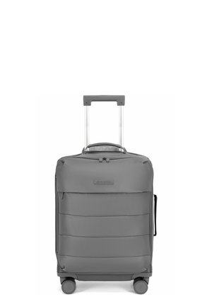 Valise cabine souple grise avec poignée télescopique, poche avant zippée, poignée latérale et quatre roulettes pivotantes, debout.