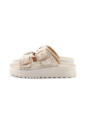 Sandali slip-on intrecciati con una combinazione di colori beige e crema, con cinturini regolabili a fibbia e una suola platform testurizzata per un migliore grip.
