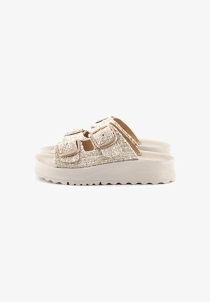 Sandali slip-on intrecciati con una combinazione di colori beige e crema, con cinturini regolabili a fibbia e una suola platform testurizzata per un migliore grip.