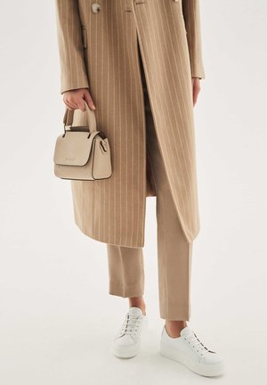 OASIS - Tossud - white