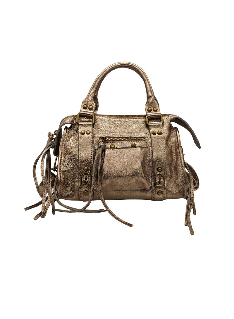 Sac à main en bronze métallique avec deux poignées supérieures, poche zippée à l'avant, accents de rivets et détail de franges sur les côtés. Fini texturé.