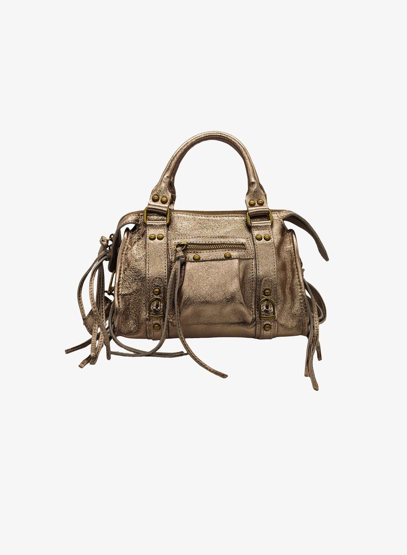 Sac à main en bronze métallique avec deux poignées supérieures, poche zippée à l'avant, accents de rivets et détail de franges sur les côtés. Fini texturé.
