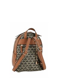 Mochila de cuero marrón con un patrón de monograma, un bolsillo con cremallera, correas ajustables y un asa en la parte superior. Presenta detalles en hardware dorado.