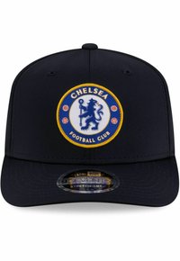 Marineblaue Baseballmütze mit rundem Chelsea Football Club-Logo, das in Weiß, Blau und Gelb gestickt ist. Verfügt über einen dehnbaren Snapverschluss.