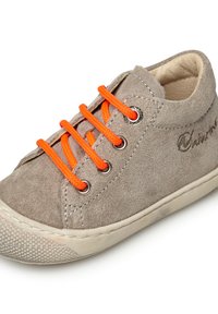 Šedé suede tenisky s oranžovými tkaničkami, stříbrnými očky a texturovanou gumovou podrážkou. Obsahují reliéfní logo na boku.