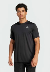 Sort atletisk kortærmet trøje i letvægtsstof med rund hals og hvidt Adidas-logo på øverste venstre bryst.