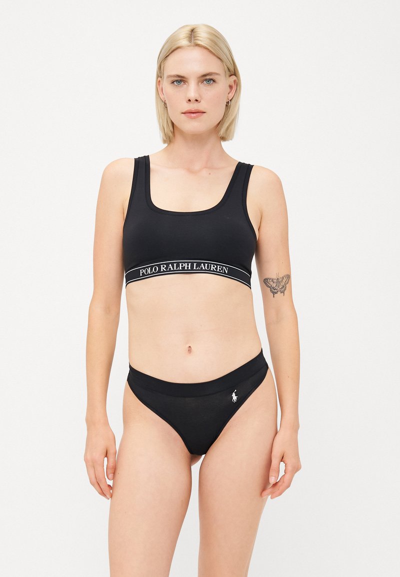 Zwarte bikini set met een crop top met vierkante halslijn en een logo band, en bijpassende low-rise bikini onderkant met een klein logo accent. Gladde stoftextuur.