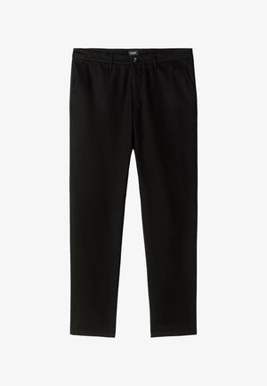 Zwarte, rechte broek gemaakt van gladde stof. Voorzien van een knoopsluiting, riemlussen en twee zijzakken. Geen zichtbare patronen of accenten.