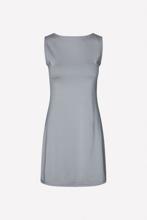 Abito senza maniche in tessuto grigio chiaro, con scollatura rotonda e una silhouette dritta a forma di A, caratterizzato da una texture liscia e un design minimalista.