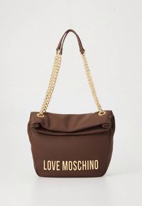 Mala de tecido castanho com alças em corrente dourada, apresentando um topo dobrável e um logótipo "LOVE MOSCHINO" em destaque na parte frontal.