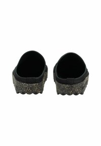 Černé nazouvací boty s texturovanou korkovou podrážkou, se zvlněným okrajem. Horní materiál je měkký, s hladkým povrchem.