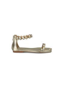 Gouden metallic platte sandaal met een dunne band, voorzien van ronde strass versieringen op de enkelband en de teen. Gladde textuur, rechthoekige vorm.