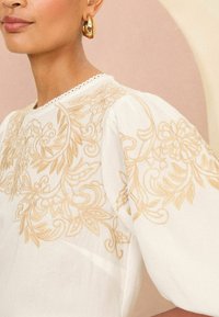 Love & Roses EMBROIDERY PUFF SLEEVE - Blúz - ivory white and stone cream