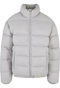 Jachetă puf light gray cu guler înalt, design matlasat, închidere frontală cu fermoar și manșete elastice. Material moale, texturat.