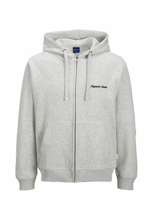 Harmaa vetoketjuhuppari, joka on valmistettu pehmeästä kankaasta. Siinä on edessä tasku, säädettävät nyörit ja kirjailtu teksti rinnassa.