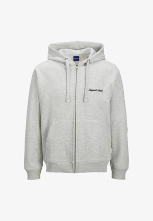 Grå lynlås hættetrøje lavet af blødt stof, med en frontlomme, justerbare snore og broderet tekst på brystet.