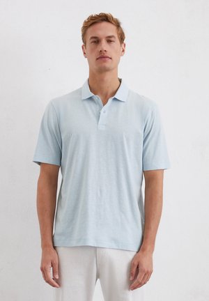 Lichtblauw polo-shirt van zachte stof, met een klassieke kraag, korte mouwen en een drieknoopsluiting. Minimalistisch ontwerp.