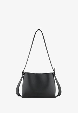 Borsa a spalla in pelle nera con texture liscia, corpo ampio e tracolla regolabile. Design semplice con un'estetica minimalista, senza hardware visibile.