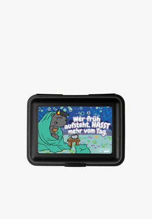 Unicorno stanco avvolto in una coperta che tiene un martello vicino a una sveglia che squilla su un comodino, con testo in tedesco sull'alzarsi presto.