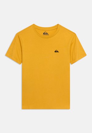 T-shirt jaune moutarde à manches courtes avec col rond et petit logo Quiksilver noir sur le côté gauche de la poitrine.