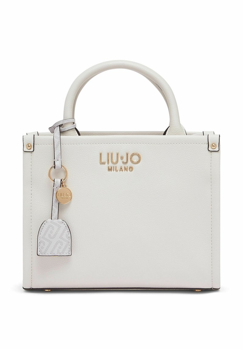 Sac à main en cuir blanc au design structuré, logo doré "LIU JO MILANO" et une étiquette décorative grise à motif. Accents de quincaillerie en ton argenté.