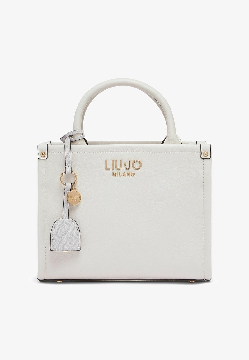Sac à main en cuir blanc au design structuré, logo doré "LIU JO MILANO" et une étiquette décorative grise à motif. Accents de quincaillerie en ton argenté.