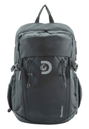 Grau farbener Stoffrucksack mit mehreren Reißverschlussfächern, verstellbaren Riemen und einem runden Logo. Verfügt über seitliche Netztaschen und robuste Nähte.