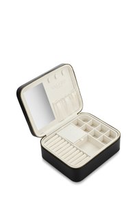 Caja de joyería de cuero negro con un interior de tela crema, equipada con compartimentos, un espejo y cierre de cremallera. Nombre de la marca "Valero" en relieve.