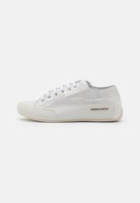 Sneaker in pelle bianca con accenti argento, punta rotonda, chiusura con lacci, superficie testurizzata e un piccolo logo di lato.