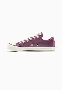 Sneaker basse in tela viola con punta e suola in gomma bianca. Presenta lacci bianchi e occhielli in metallo, superficie testurizzata e dettaglio del logo.