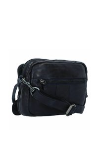 Borsa a tracolla in pelle blu navy con chiusura a zip, tracolla regolabile e tasca frontale. Texture liscia con design minimalista e dettagli in metallo argentato.