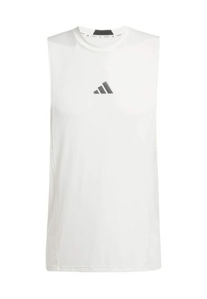 Camisa atlética sin mangas blanca, hecha de una tela suave, con un logotipo gris de Adidas en el centro y detalles de malla cerca de los hombros.