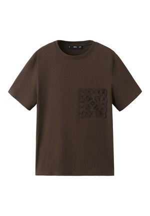 Rjava majica s kratkimi rokavi in okroglim izrezom, z detajlno čipkasto kvadratno žepno na levi strani prsi.