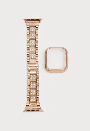 Pulseira de relógio em metal cor rosa dourado com elos quadrados e strass embutidos, acompanhada de uma caixa de relógio quadrada coincidente, ambas com um acabamento polido.