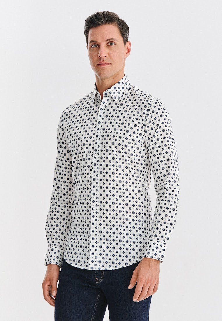Biała koszula na guziki z granatowym wzorem w kształcie kół. Wąski fason z długimi rękawami i standardowym kołnierzykiem. Styl casual.