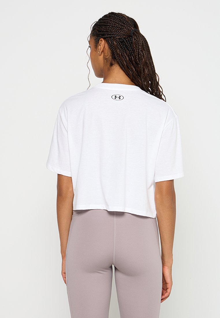 Witte gecropte t-shirt gemaakt van zachte katoen, met korte mouwen en een ronde hals. Opvallend logo-detail op de achterkant.