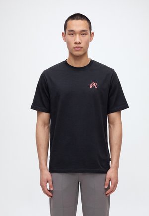 Malbon, BERMUDA BENCHMARK TEE - T-shirt de sport - black