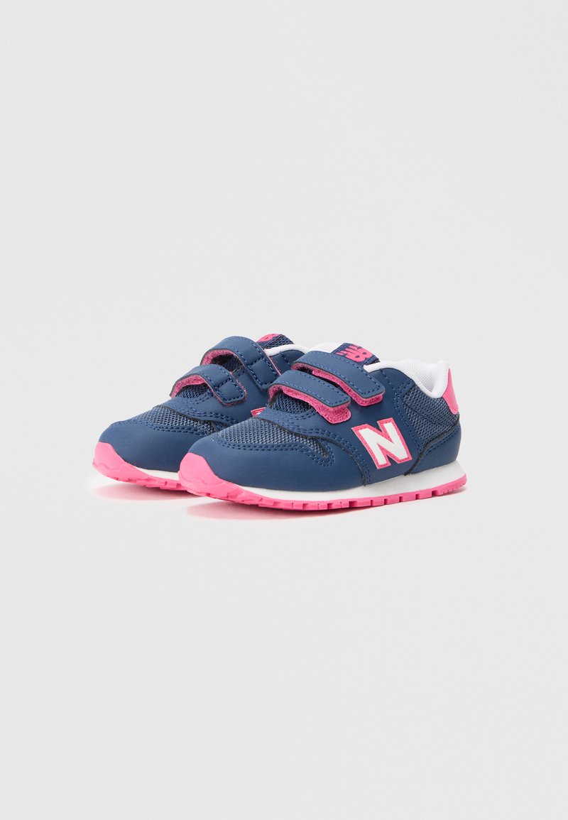 Zapatillas azules con acentos rosas y detalles en blanco, hechas de malla y materiales sintéticos. Cuenta con dos correas de velcro y una suela texturizada.