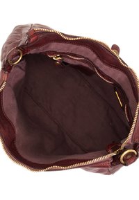 Borsa a tracolla in pelle marrone con chiusura a zip; texture morbida, fodera interna in tessuto scuro, con accessori in metallo dorato e tasche interne.