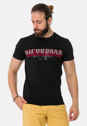 Schwarzes Baumwoll-T-Shirt mit einem roten und weißen Grafikaufdruck "NY CITY STREET STYLE EST 1996" auf der Brust. Klassischer Rundhalsausschnitt und kurze Ärmel.